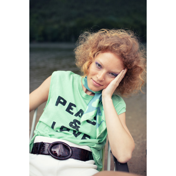 Sleeveless t-shirt round neck green peace & love print